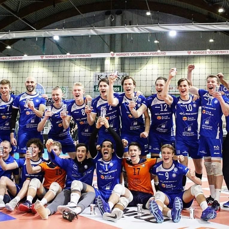 Laget til Førde jubler sammen i hallen.