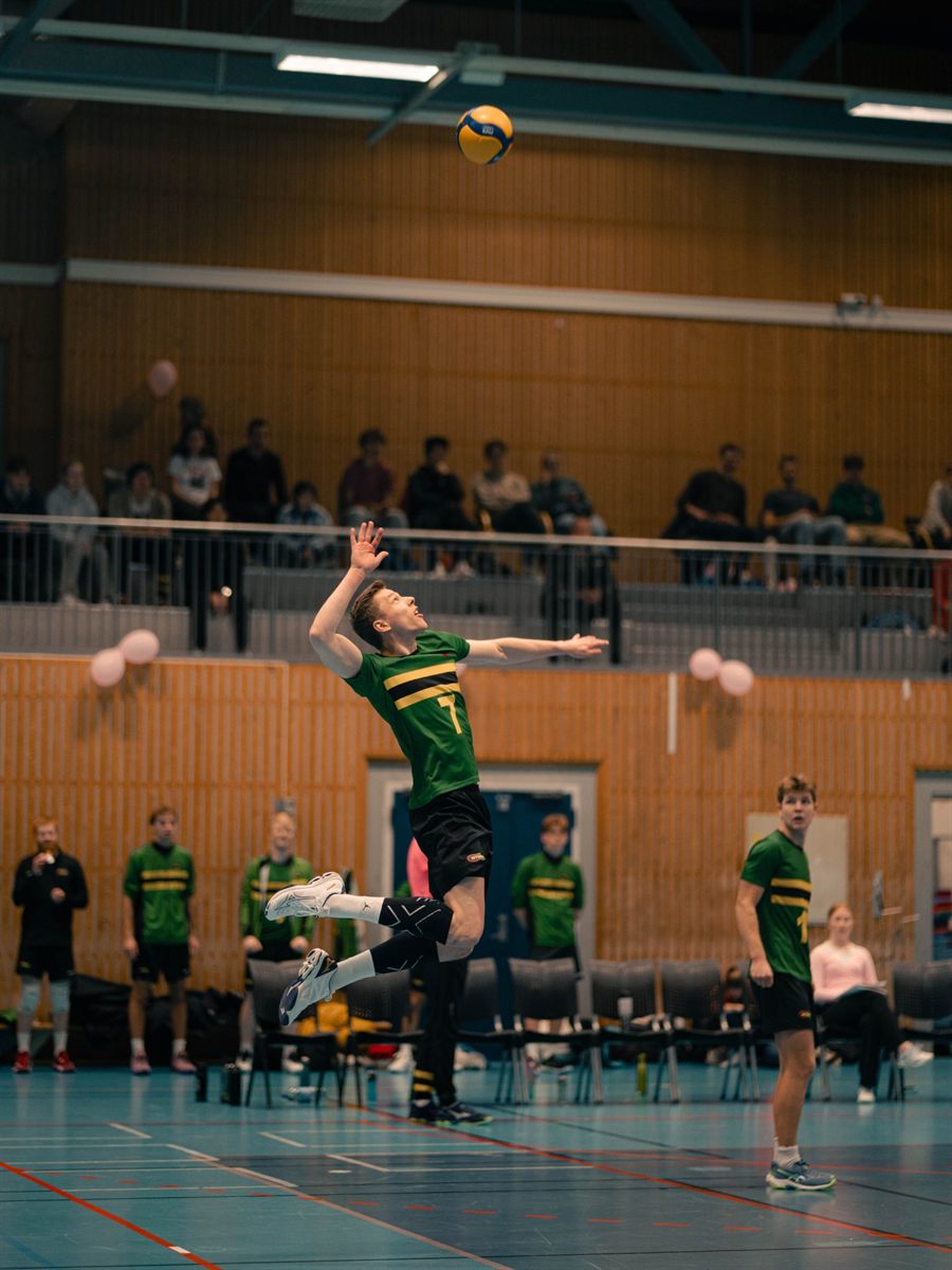 Markus tar en hoppserve i en volleyballkamp.